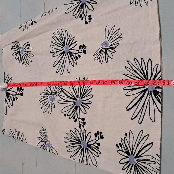 Sisley skirt size 42/6 white w/blue flowers - Picture 1 of 7